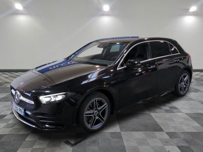 une Mercedes CLA noire garée sur un sol à damier