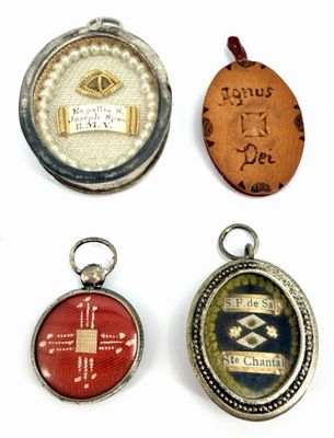 Quatre types différents de pendentifs sont présentés sur un fond blanc