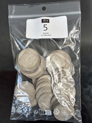 un paquet de biscuits posé sur une table