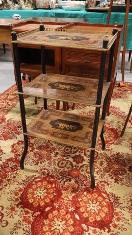 Table d’appoint marquetée de style Napoléon III, trois tablettes....