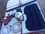 une table posée à même le sol, sur laquelle se trouvent des outils