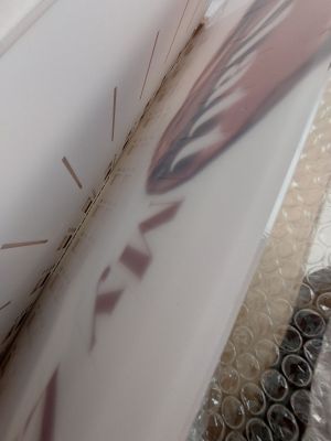 un gros plan sur un skateboard orné d'un graffiti sur le côté