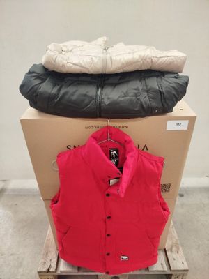 deux vestes sont empilées l'une sur l'autre dans une boîte