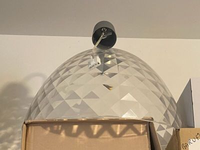 une boîte contenant une horloge, posée sur une étagère
