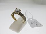 Gros plan sur une bague en or ornée d'un diamant
