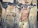 un tableau représentant un homme tenant un tableau représentant un cerf
