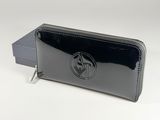 Le portefeuille noir est ouvert et comporte une fermeture éclair sur le devant.