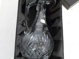 un vase en verre dans une boîte noire sur une table