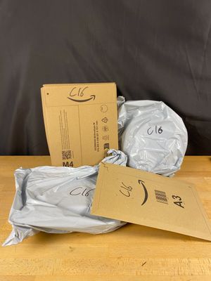 trois sacs de papier hygiénique posés sur une table en bois
