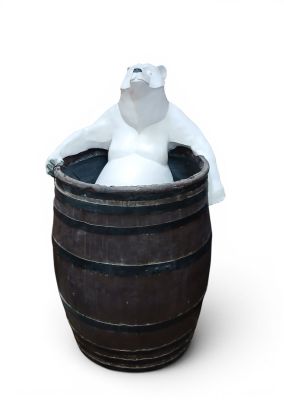 un ours polaire blanc assis dans un tonneau rempli d'eau