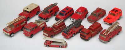 beaucoup de camions de pompiers et de camions miniatures sur la table