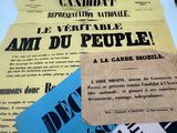 plusieurs vieux journaux français posés sur une table