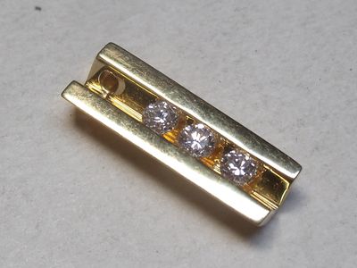 Pendentif moderniste en or jaune 18K à pans, serti de 3 diam…