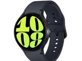 un gros plan d'une montre connectée avec un bracelet noir et des chiffres jaunes