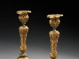 paire de bougeoirs anciens en laiton, ornés de motifs floraux