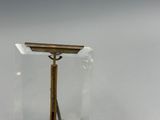 une vitrine en verre contenant un objet en métal