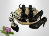 plusieurs paires de chaussures noires à talons hauts posées dans un panier à côté d'un vase de fleurs