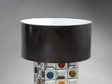 un vase en verre orné d'un abat-jour noir