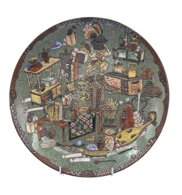 une assiette décorative sur laquelle figure une image représentant une ville