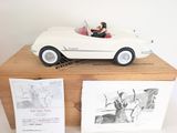 une voiture jouet posée sur une boîte