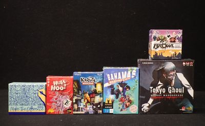 beaucoup de jeux qui sont posés sur la table