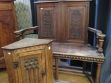 un banc en bois et une armoire en bois dans une pièce