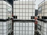 plusieurs grands conteneurs blancs empilés les uns sur les autres dans un parking