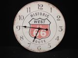 une horloge sur laquelle figure un panneau de la Route 66