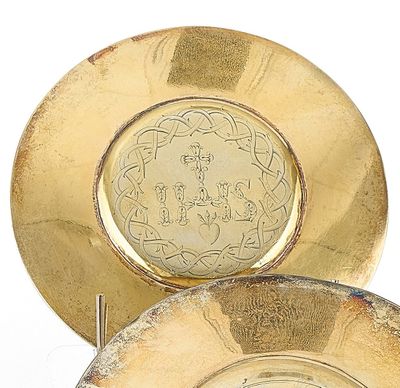 deux plaques dorées ornées de motifs sur un fond blanc