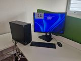 un ordinateur de bureau posé sur une table avec un clavier et une souris