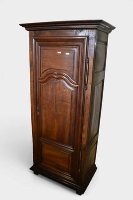 une image représentant une grande armoire en bois avec une porte sur le dessus
