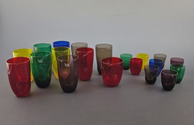 beaucoup de verres de différentes couleurs sur la table