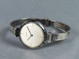 une photo d'une montre-bracelet posée sur une table