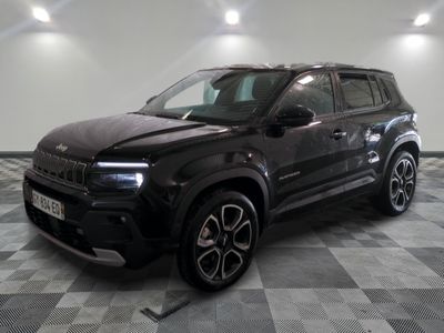 La Jeep Compass noire est garée dans une pièce au sol carrelé en damier