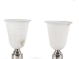 une paire de vases en verre blanc avec des socles en argent, sur fond blanc
