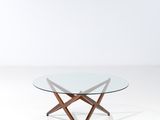 une table basse en verre avec des pieds en bois et un plateau en verre
