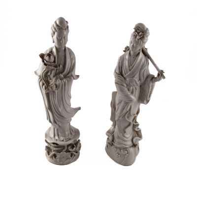 paire de statues chinoises représentant une femme et un homme muni d'un bâton
