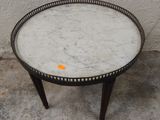 une petite table avec un plateau en marbre