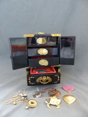une petite boîte noire ornée de motifs dorés