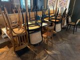 de nombreuses chaises alignées dans la pièce