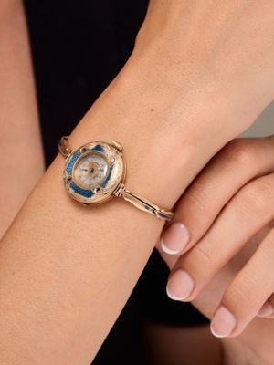 un gros plan sur le poignet d'une femme portant une montre