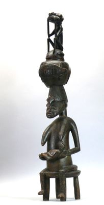 Grande sculpture en bois dur et lourd à patine sombre figura…