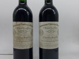 deux bouteilles de vin rouge posées l'une à côté de l'autre sur une table