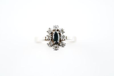 BAGUE en or blanc 750/1000 poinçon tête d'aigle, ornée d'une…