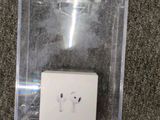 une petite boîte blanche contenant des AirPods de la marque Apple