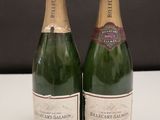 deux bouteilles de champagne posées l'une à côté de l'autre sur une table