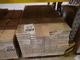de nombreuses caisses en bois sur les étagères du magasin