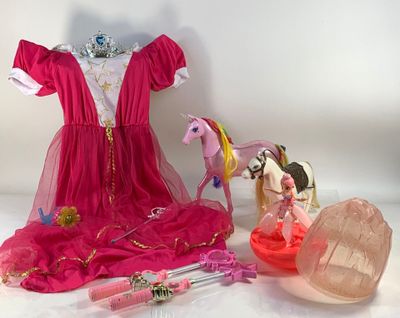 une robe rose, un poney rose, une robe rose et un sac à main rose