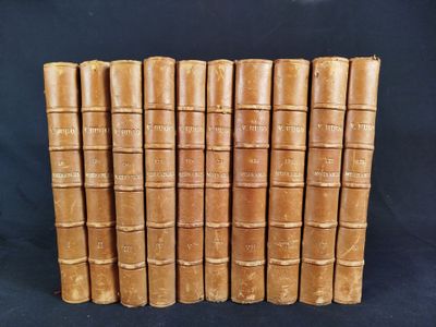 une pile de vieux livres posée sur une surface noire