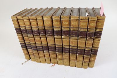 les livres sont alignés sur une surface blanche